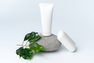 Beyaz arkaplanda spa taşları ve sabun