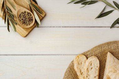 Ahşap zemin üzerinde chiabatta ekmeği dilimleri