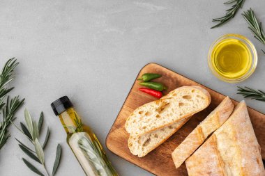 İtalyan ciabatta ekmeği ve ahşap zemin üzerinde zeytin yağı.