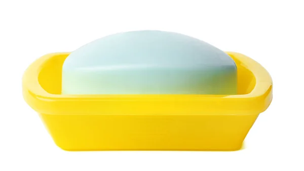 Sabão em um prato de sabão plástico isolado em um fundo branco — Fotografia de Stock