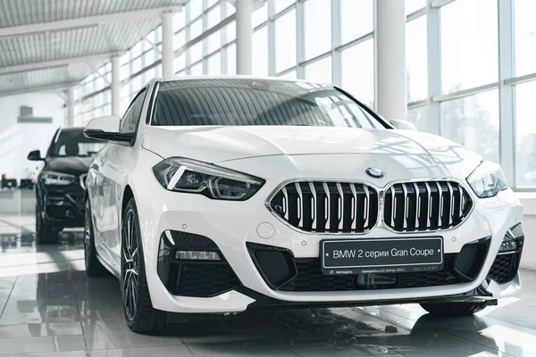 KRASNODAR, RÚSSIA - NOVEMBRO 19, 2020: Branco BMW Série 2 Gran Coupe no showroom do carro — Fotografia de Stock