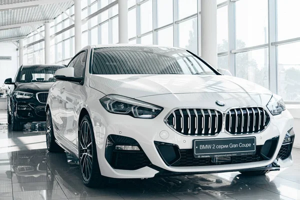 KRASNODAR, RÚSSIA - NOVEMBRO 19, 2020: Branco BMW Série 2 Gran Coupe no showroom do carro — Fotografia de Stock
