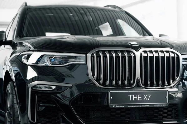 KRASNODAR, RUSSIA - NOVEMBER 19, 2020: The BMW X7 luxury car in car showroom — Fotografia de Stock