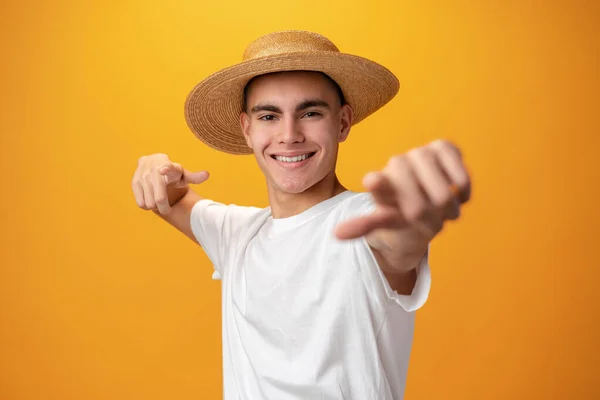 Retrato de un adolescente sonriendo sobre fondo amarillo — Foto de Stock