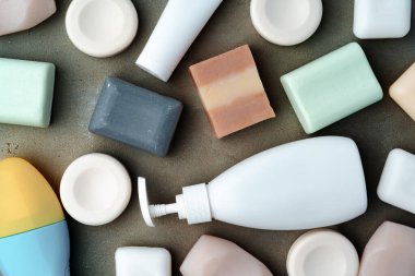 Gri zemin üzerinde sabun çubukları düz yatıyordu