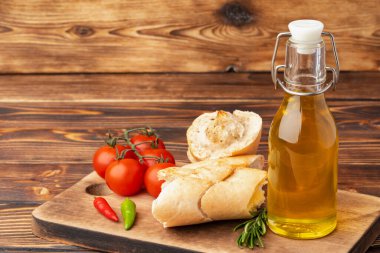 İtalyan ciabatta ekmeği ve ahşap zemin üzerinde zeytin yağı.
