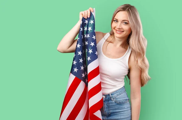 Portré egy fiatal nő gazdaság USA zászló elszigetelt színes háttér — Stock Fotó
