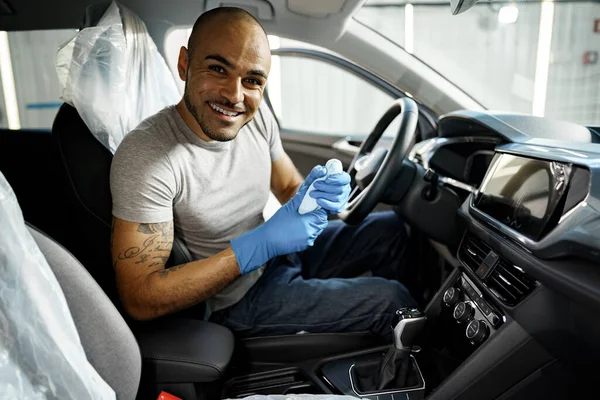 Egy férfi takarít autó belsejében, autó részletező autómosó szolgáltatás — Stock Fotó