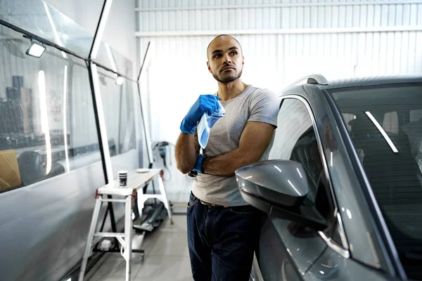 Retrato de homem afro-americano, lavagem de carro detalhando trabalhador de serviço — Fotografia de Stock