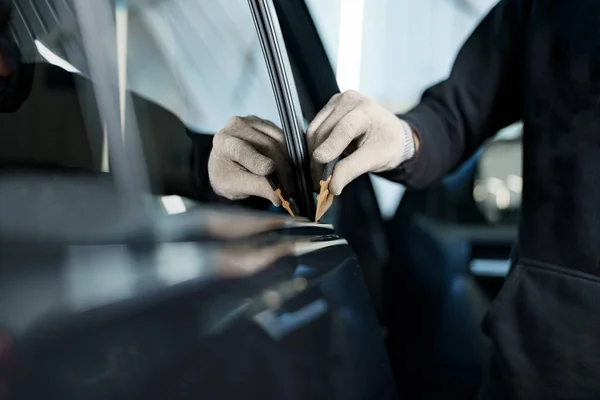 Κοντινό πλάνο του εργαζόμενου στην υπηρεσία αρσενικών αυτοκινήτων που εφαρμόζει νανοεπίστρωση σε αυτοκίνητο — Φωτογραφία Αρχείου