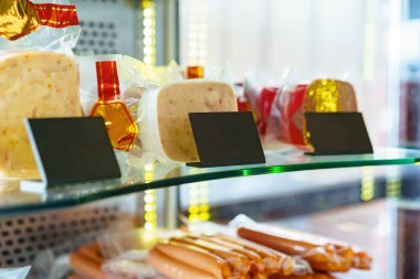 Taze et sosisleri dükkânda duruyor.