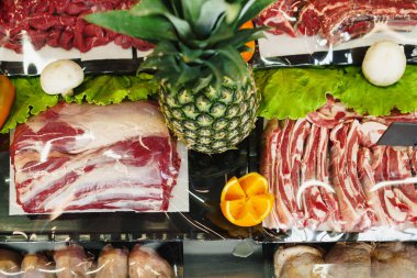 Kasap dükkanında taze çiğ kaliteli et.