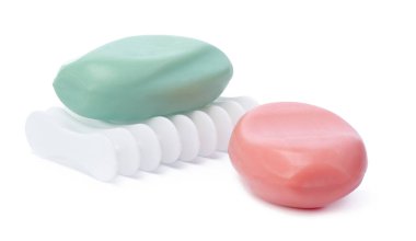 Beyaz arka planda izole edilmiş plastik bir sabun tabakasındaki sabun.