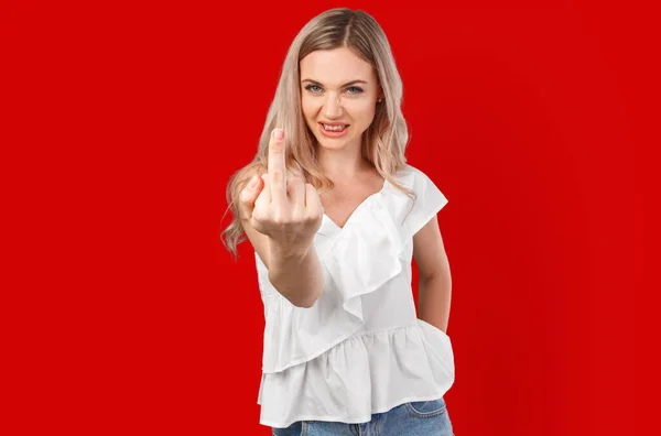 Retrato de jovem irritado mostrando dedo médio isolado no fundo de cor — Fotografia de Stock