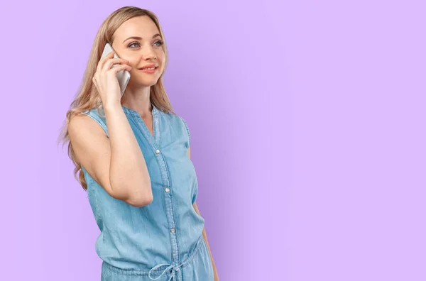 Junge schöne Frau telefoniert über farblich isolierten Hintergrund. — Stockfoto