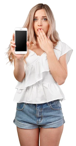 흰색 배경에 고립 된 빈 스마트폰 화면을 보여주는 웃는 여자의 초상화 — 스톡 사진