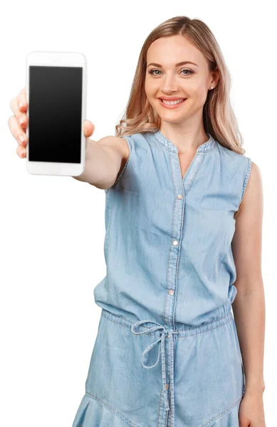 Retrato de una mujer sonriente mostrando una pantalla de teléfono inteligente en blanco aislada sobre un fondo blanco — Foto de Stock