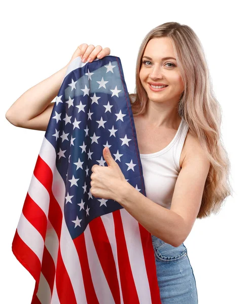 Retrato de una mujer sonriente sosteniendo la bandera de Estados Unidos aislada sobre fondo blanco — Foto de Stock