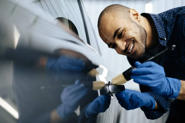 African American man bil servicearbetare tillämpa nano beläggning på en bil — Stockfoto