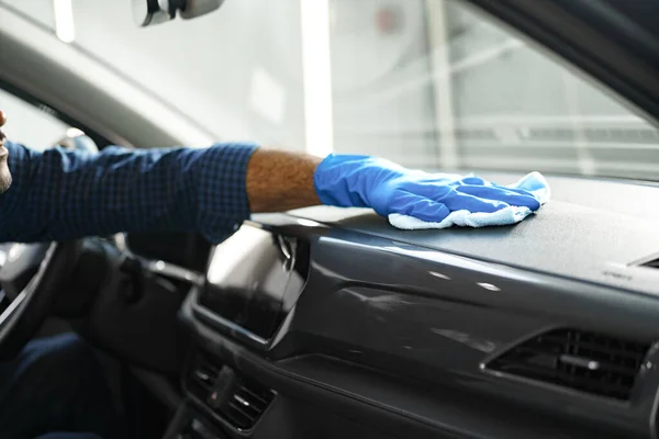 Ένας άνθρωπος που καθαρίζει το εσωτερικό του αυτοκινήτου, αυτοκίνητο λεπτομερώς στην υπηρεσία πλυντηρίου αυτοκινήτων — Φωτογραφία Αρχείου