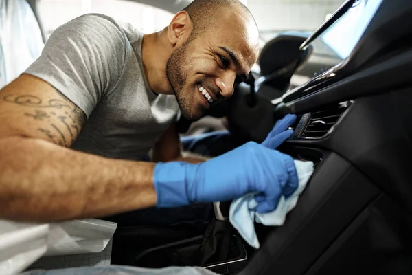 Ένας άνθρωπος που καθαρίζει το εσωτερικό του αυτοκινήτου, αυτοκίνητο λεπτομερώς στην υπηρεσία πλυντηρίου αυτοκινήτων — Φωτογραφία Αρχείου