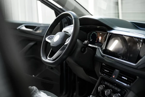 Interior moderno do carro, volante e painel — Fotografia de Stock