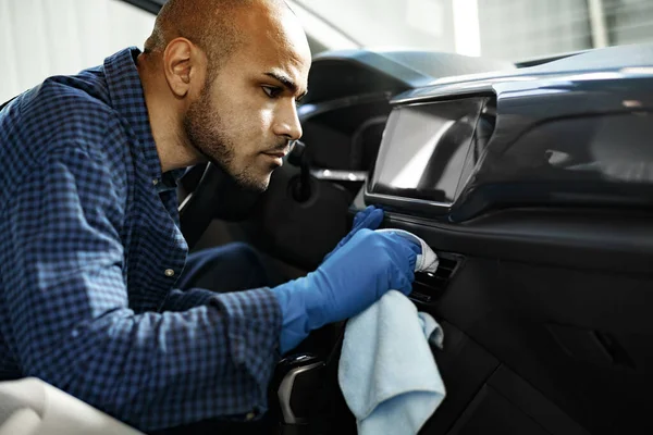 Um homem limpando o interior do carro, carro detalhando no serviço de lavagem de carros — Fotografia de Stock