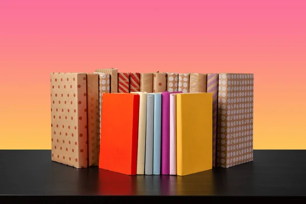 Bücherstapel auf schwarzem Holztisch — Stockfoto