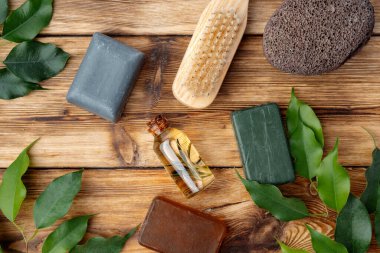 Kırsal ahşap arka planda sabunlu spa fotoğrafı