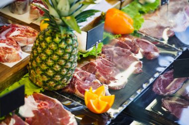 Kasap dükkanında taze çiğ kaliteli et.