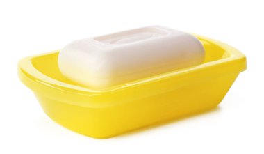 Beyaz arka planda izole edilmiş plastik bir sabun tabakasındaki sabun.