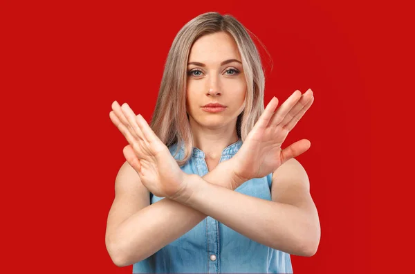 Junge Frau zeigt zwei Hände Stop-Geste isoliert auf farbigem Hintergrund — Stockfoto