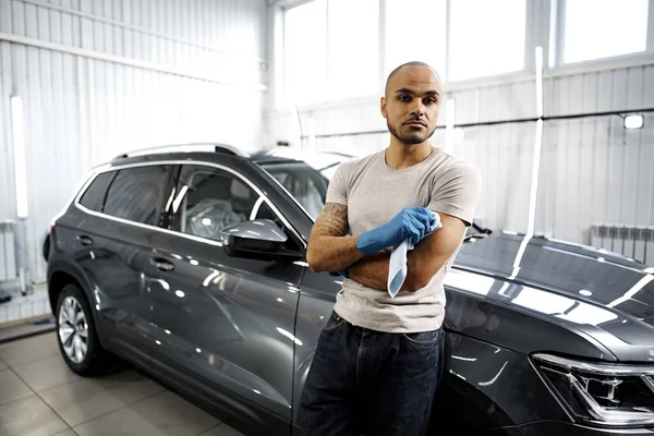 Retrato de homem afro-americano, lavagem de carro detalhando trabalhador de serviço — Fotografia de Stock