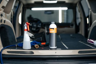 Araba temizleme servisindeki boş bagajı temizle.