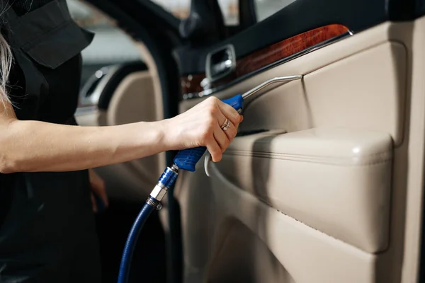 Γυναικείο σαλόνι αυτοκινήτου καθαρισμού με σπρέι στίλβωσης σε αυτοκίνητο λεπτομερώς υπηρεσία — Φωτογραφία Αρχείου