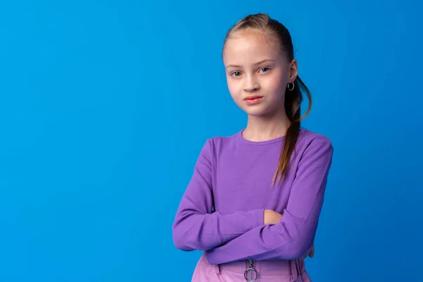 Portré egy kis mosolygós lány tizenéves kék háttér — Stock Fotó