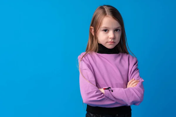 Porträtt av en liten leende flicka preteen på blå bakgrund — Stockfoto