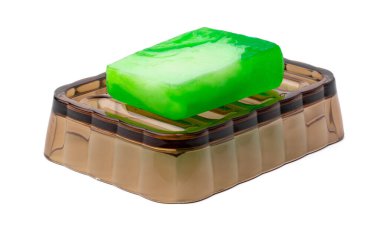 Beyaz arkaplanda izole edilmiş bir çanakta yeni sabun