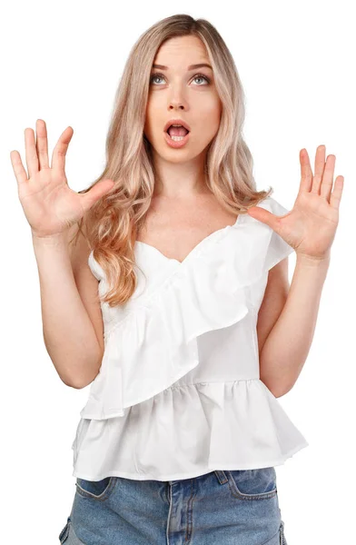 Sorpresa giovane donna gridando su sfondo bianco isolato — Foto Stock