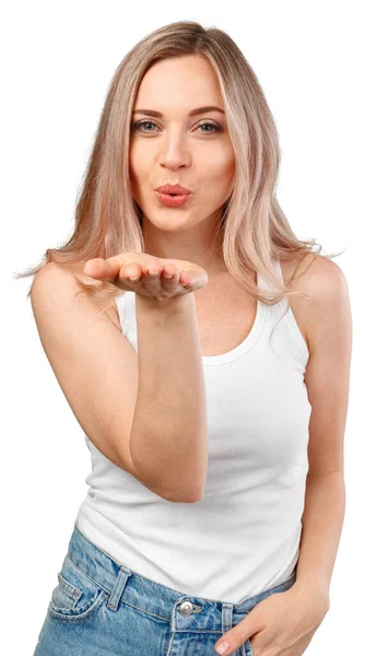 Mooie blonde vrouw blaast kus in camera geïsoleerd op witte achtergrond — Stockfoto