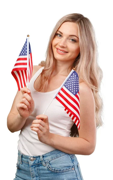 Retrato de uma mulher sorridente segurando bandeira dos EUA isolada no fundo branco — Fotografia de Stock