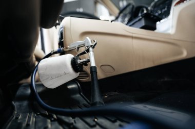 Araba temizleme servisindeki boş bagajı temizle.