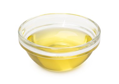 Beyaz arka planda izole edilmiş zeytinyağlı küçük kase