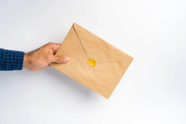 Αρσενικά χέρια που κρατούν ένα φάκελο με κέρινη σφραγίδα — Φωτογραφία Αρχείου