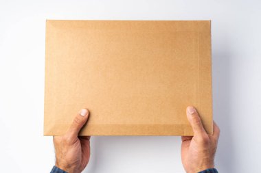 Beyaz arka planda erkek el ile paket direği