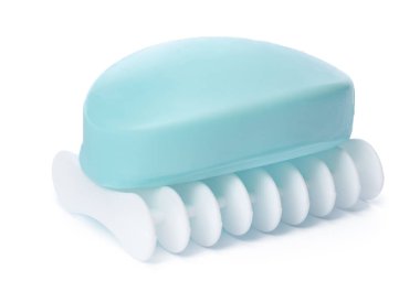 Beyaz arka planda izole edilmiş plastik bir sabun tabakasındaki sabun.