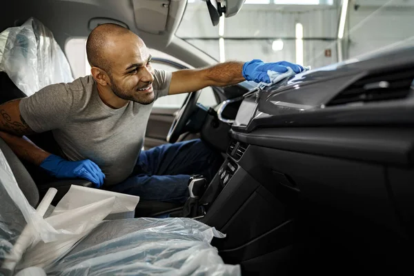 Egy férfi takarít autó belsejében, autó részletező autómosó szolgáltatás — Stock Fotó