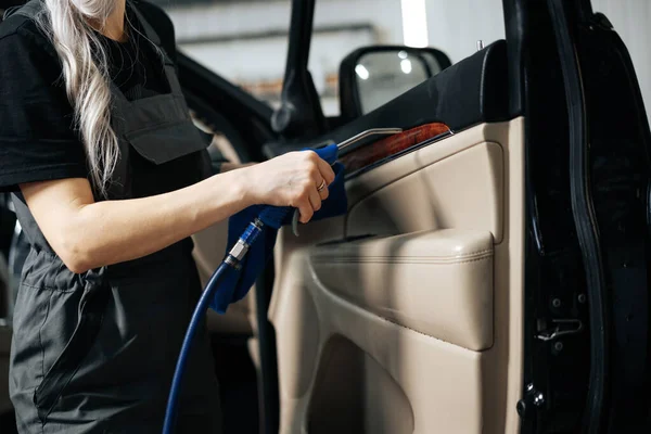 Nő takarítás autó szalon polírozó spray autó részletező szolgáltatás — Stock Fotó