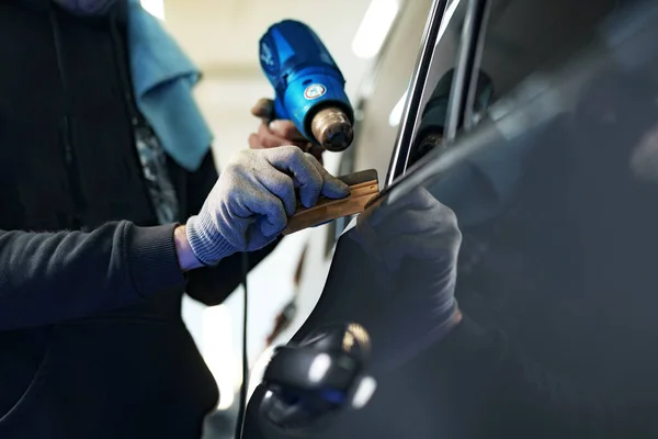 Κοντινό πλάνο του εργαζόμενου στην υπηρεσία αρσενικών αυτοκινήτων που εφαρμόζει νανοεπίστρωση σε αυτοκίνητο — Φωτογραφία Αρχείου