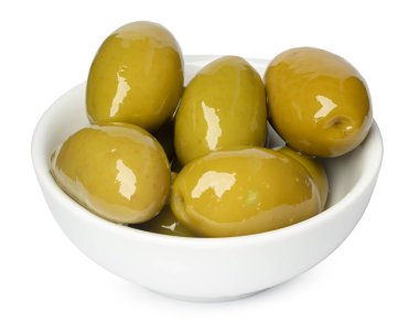 Terbiye edilmiş zeytinli küçük kase beyaz üzerine izole edilmiş.